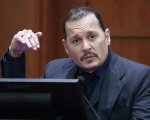 Johnny Depp si mette a disegnare in aula durante il processo (FOTO e VIDEO)