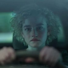 Ozark 4: un primo piano di Julia Garner mentre guida