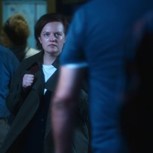 Shining Girls: Elisabeth Moss in una scena della serie