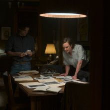 Shining Girls: Wagner Moura ed Elisabeth Moss in una scena