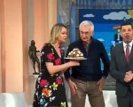 I fatti vostri: Anna Falchi fa cadere in diretta la torta di Ernst Knam (VIDEO)