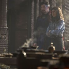 Doctor Strange nel Multiverso della Follia: Benedict Cumberbatch con Xochitl Gomez in una scena