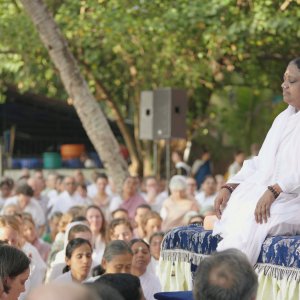 Amma's Way - Un abbraccio al mondo: una scena del documentario