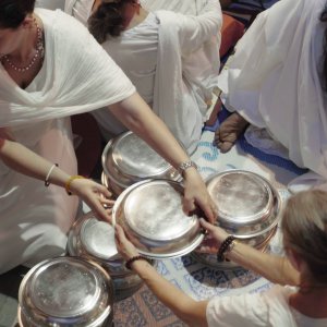 Amma's Way - Un abbraccio al mondo: una scena