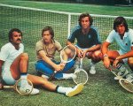 Una Squadra, la recensione: Il tennis degli anni Settanta diventa Commedia all’Italiana
