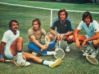 Una Squadra, la recensione: Il tennis degli anni Settanta diventa Commedia all'Italiana