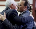 Johnny Depp abbraccia il suo avvocato: Amber Heard ha perso la mozione per archiviare il caso