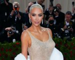 Met Gala 2022, Kim Kardashian indossa il vero abito di Marilyn Monroe (VIDEO)