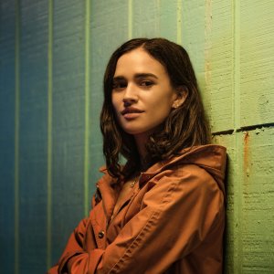 Ti giro intorno: Emma Pasarow durante una scena del film