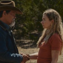 Outer Range: Imogen Poots e Josh Brolin si stringono la mao
