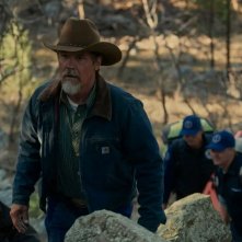 Outer Range. Josh Brolin in una scena