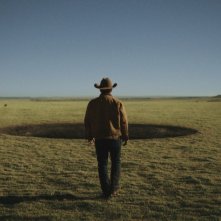 Outer Range: Josh Brolin di fronte al buco