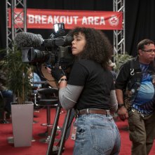 Il pentavirato: Lydia West in una scena