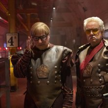 Il pentavirato: Mike Myers e Richard McCabe in una scena