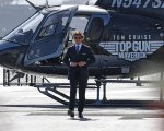 Top Gun: Maverick, Tom Cruise arriva alla premiere a bordo di un elicottero (VIDEO)