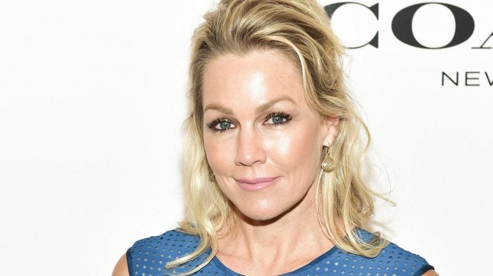 Jennie Garth, l'attrice di Beverly Hills 90210 ha l'osteoartrite: 'Non lascio che ciò mi limiti'