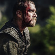 Medieval: Ben Foster insanguinato in una scena