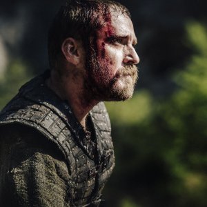 Medieval: Ben Foster insanguinato in una scena