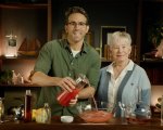 Ryan Reynolds e sua madre Tammy preparano un cocktail e Hugh Jackman interviene