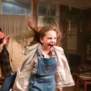 Firestarter: Zac Efron, Ryan Kiera Armstrong in una scena d'azione