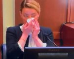 'Amber Heard ha posato per una foto in tribunale', affermano i fan di Johnny Depp (VIDEO)