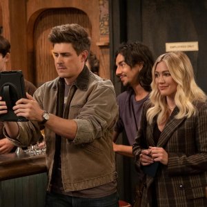 How I Met Your Father: Hilary Duff in una scena