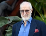 James Cromwell si incolla le mani a un bancone di Starbucks durante una protesta di PETA
