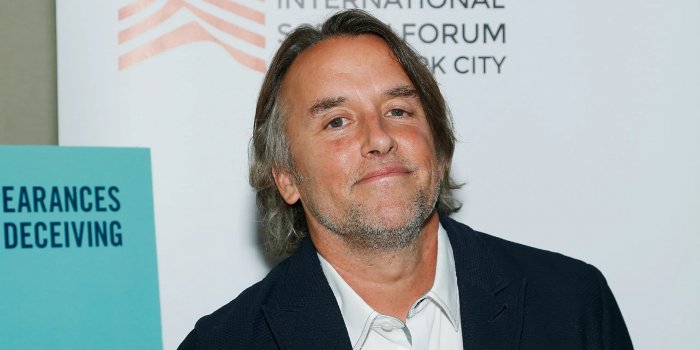Richard Linklater regista di Hitman, film con star Glen Powell e Adria Arjona