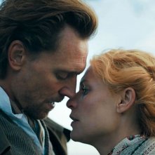 Il serpente dell'Essex: Tom Hiddleston e Claire Danes si baciano