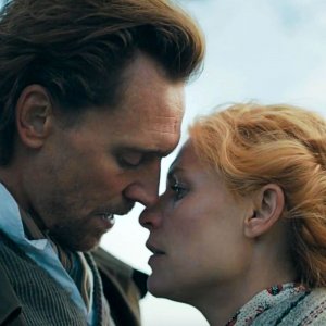 Il serpente dell'Essex: Tom Hiddleston e Claire Danes si baciano