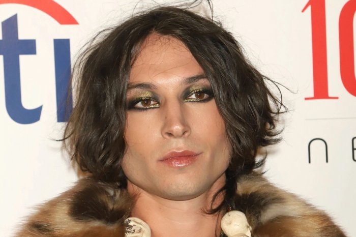Ezra Miller nel video dell'arresto: "Ho registrato l'aggressione subita per la cripto arte NFT"
