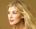 Rosamund Pike protagonista del nuovo film di Emerald Fennell