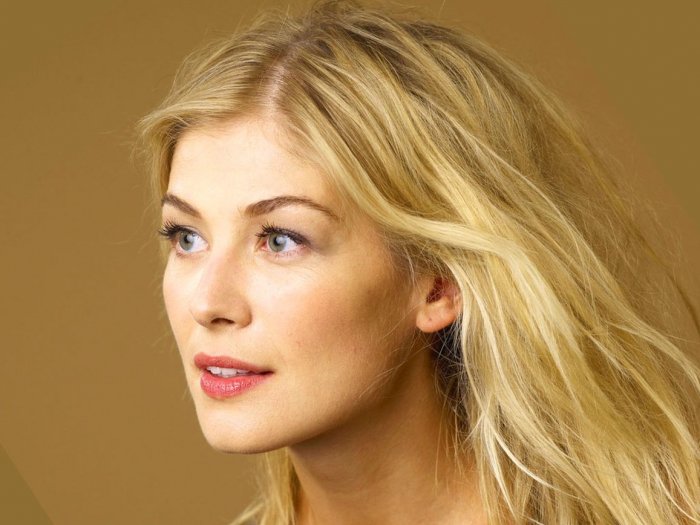 Rosamund Pike protagonista del nuovo film di Emerald Fennell