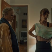 Teheran 2: Glenn Close and Niv Sultan in una scena della serie Apple