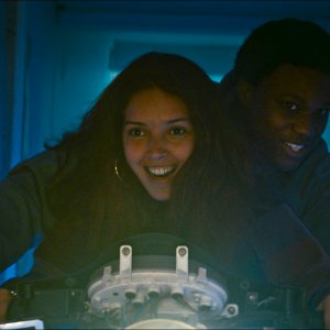 Gagarine - Proteggi ciò che ami: Alséni Bathily e Lyna Khoudri in una scena del film