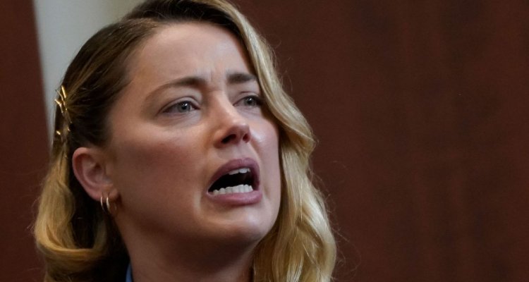 Amber Heard nega di aver defecato nel letto di Johnny Depp: "Non è divertente" Amber Heard nega di aver defecato nel letto di Johnny Depp: "Non è divertente"