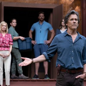 They/Them: Kevin Bacon e il cast in una scena
