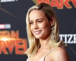 Brie Larson e la pole dance: l'attrice condivide le foto del suo allenamento hot