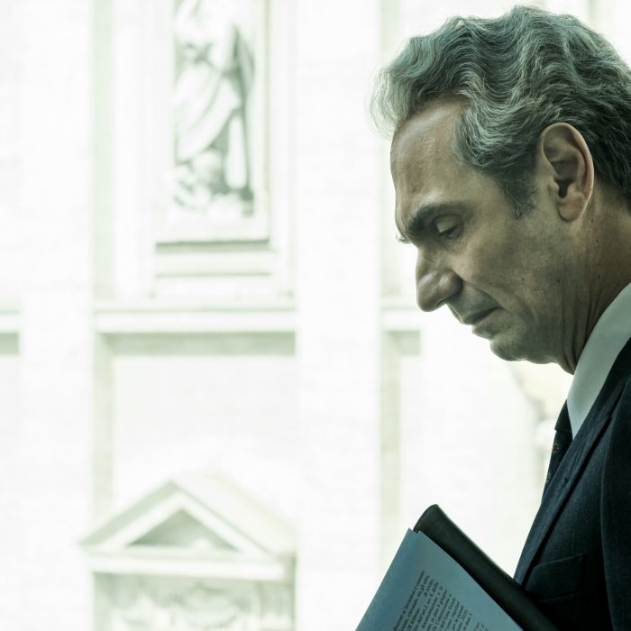 Esterno notte: Fabrizio Gifuni durante una scena