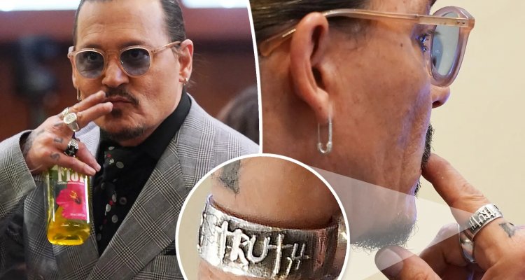 Johnny Depp indossa un anello con la scritta "verità" durante la sua battaglia legale contro Amber Heard