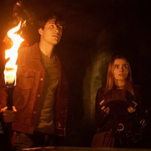 The Winchesters: Meg Donnelly e Drake Rodger in un'immagine della serie prequel