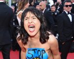 Cannes 2022: donna in topless manifesta e urla sul red carpet (FOTO e VIDEO)