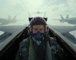 Top Gun: Maverick, Tom Cruise ringrazia i fan mentre si lancia da un aereo (VIDEO)