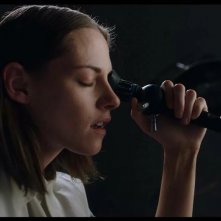 Crimes of the Future: Kristen Stewart durante una scena del film
