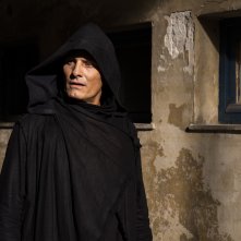Crimes of the Future: Viggo Mortensen in una scena del film