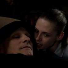 Crimes of the Future: Viggo Mortensen, Kristen Stewart in una scena del film