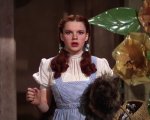 Il Mago di Oz, bloccata l'asta per l'abito di Judy Garland: una donna ne reclama la proprietà