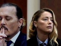 Johnny Depp sostiene che Amber Heard lo ha colpito durante la loro luna di miele