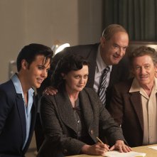 Elvis: Austin Butler e Tom Hanks in un'immagine