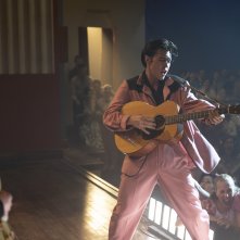 Elvis: Austin Butler in una scena musicale del film
